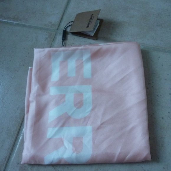 [[[BURBERRY]]] 'Inverse' Branded Text Square Scarf - Picture 5 of 8